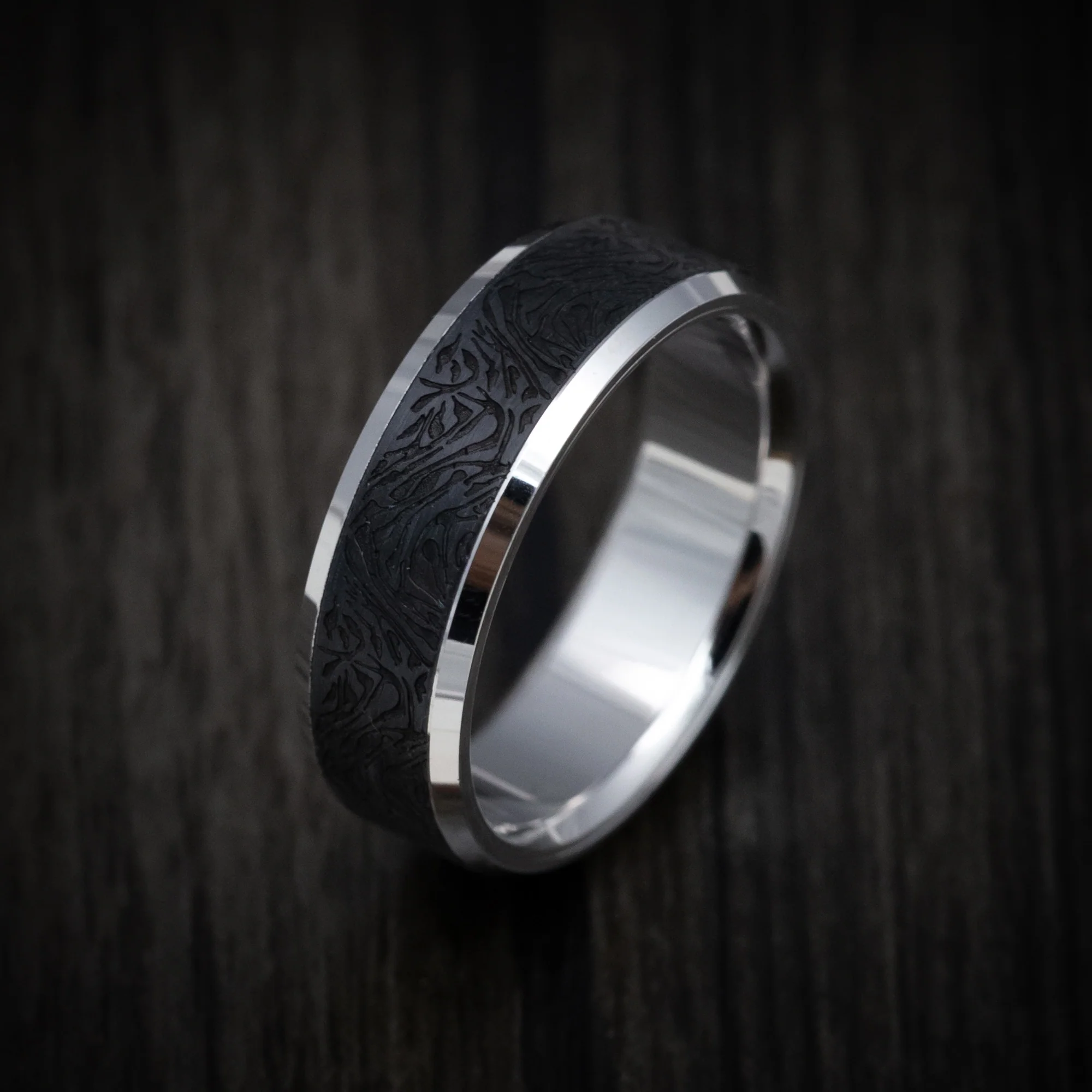14K Gold and Carbon Fiber Men's Ring with Geometric Pattern - Image 3