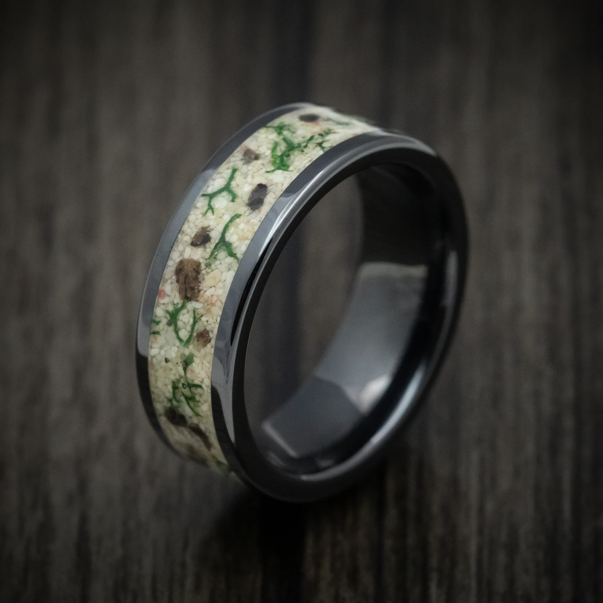 Black Ceramic Men's Ring Tan Sand with Moss and Dinosaur Bone Inlay - Image 3