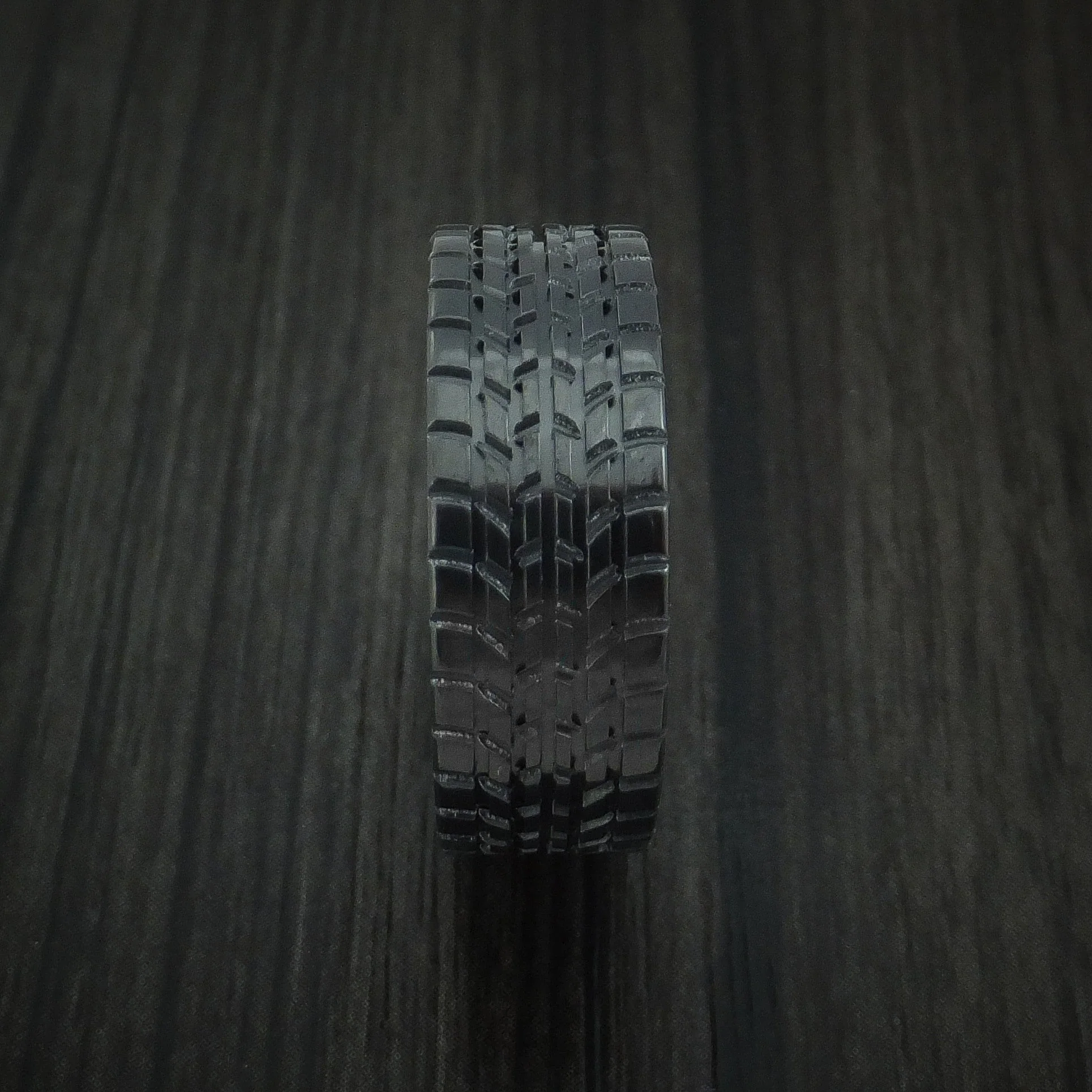 Black Titanium Men's Ring Textured Tread Pattern Band - Image 3