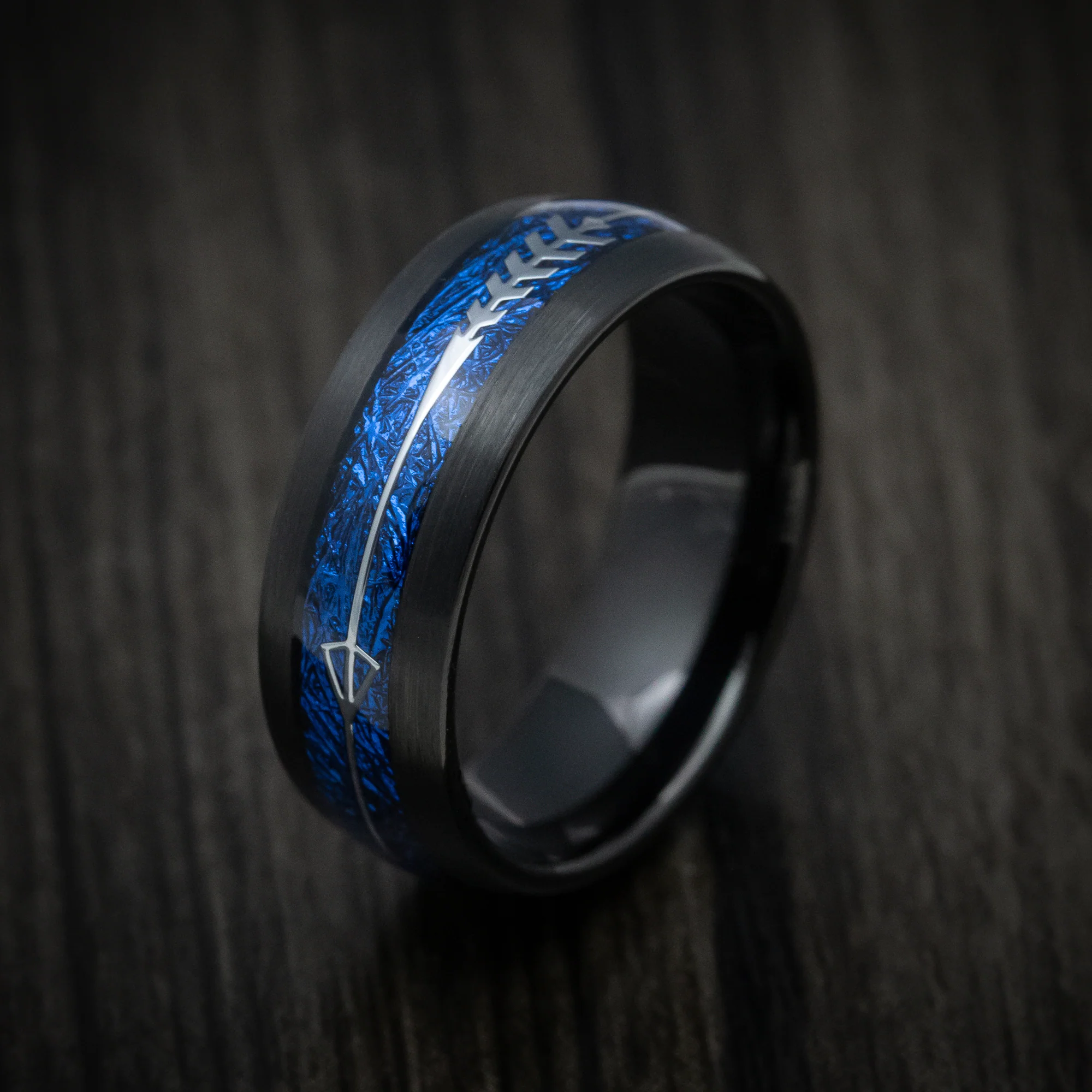 Black Tungsten Men's Ring with Blue Anodized Arrow Inlay - Image 3