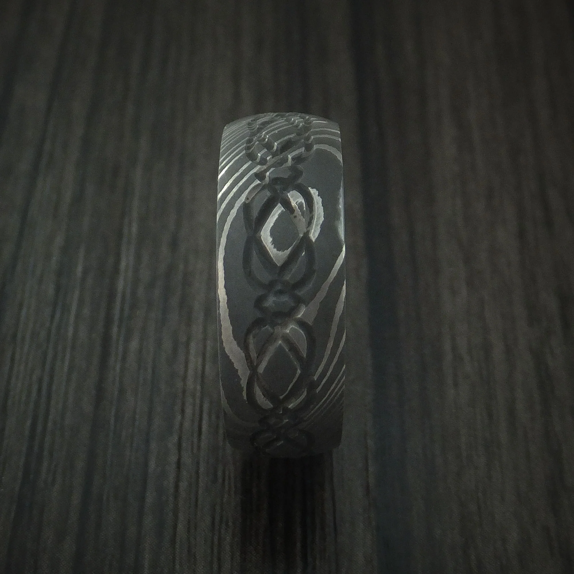 Damascus Steel Celtic Knot Men's Ring Infinity Design with Hardwood Sleeve - Image 3