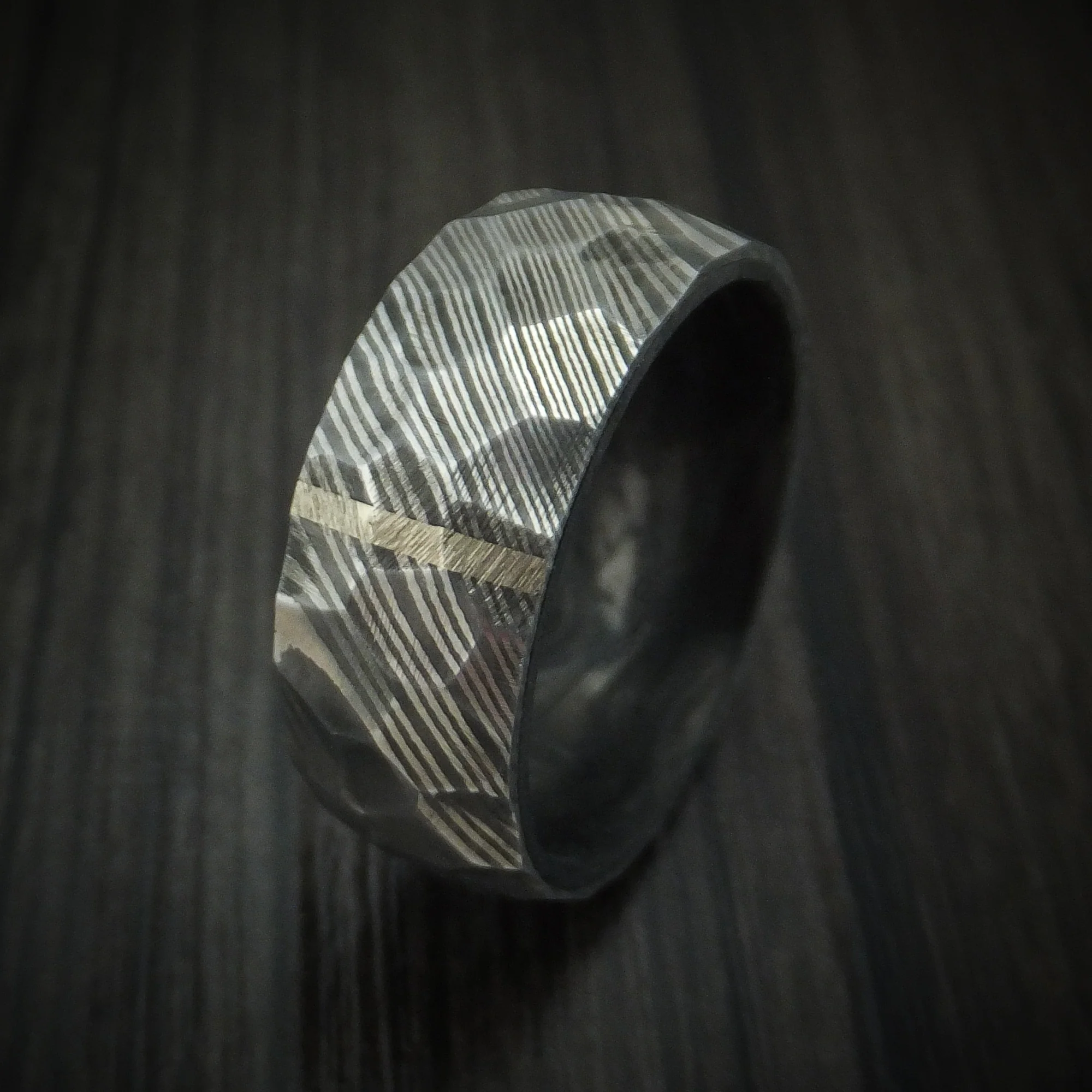 Damascus Steel Hammered Men's Ring with Vertical 14K Gold Inlay and Forged Carbon Fiber Sleeve Custom Made - Image 4