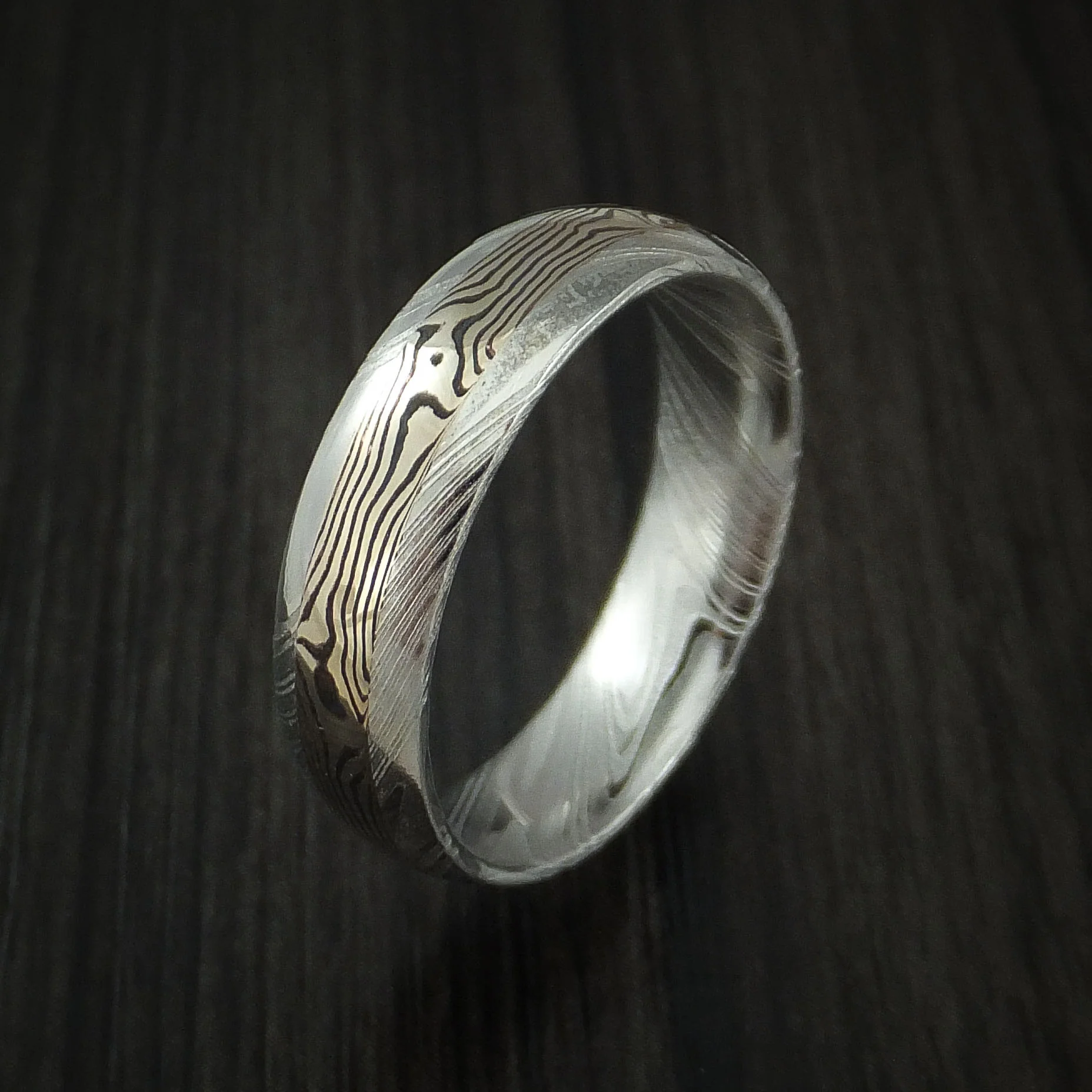 Woodgrain Kuro Damascus Steel and 18K Yellow Gold Mokume Gane Shakudo Inlay Custom Made Men's Band - Image 4