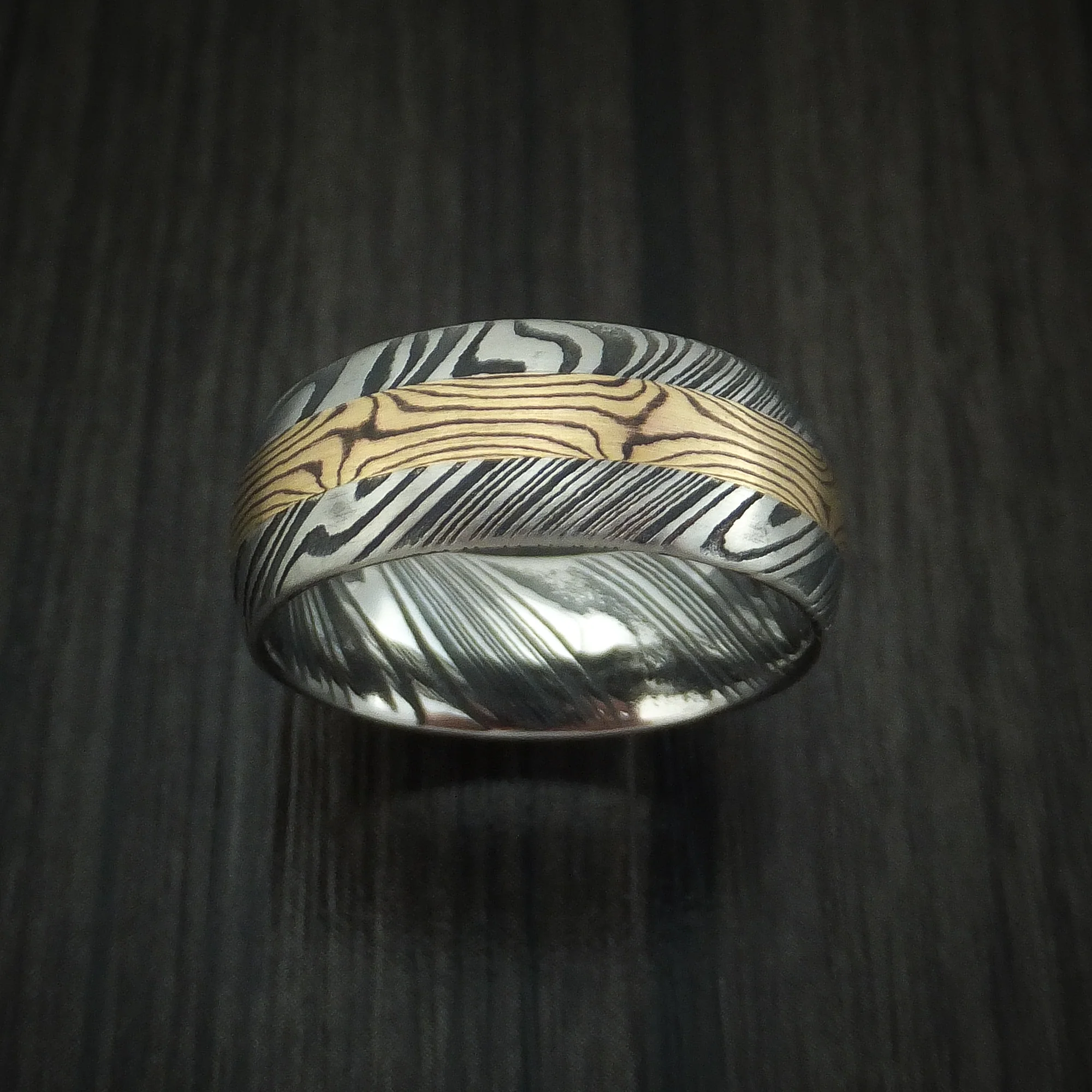 Woodgrain Kuro Damascus Steel and Yellow Gold Mokume Shakudo Gane Inlay Custom Made Men's Band - Image 2