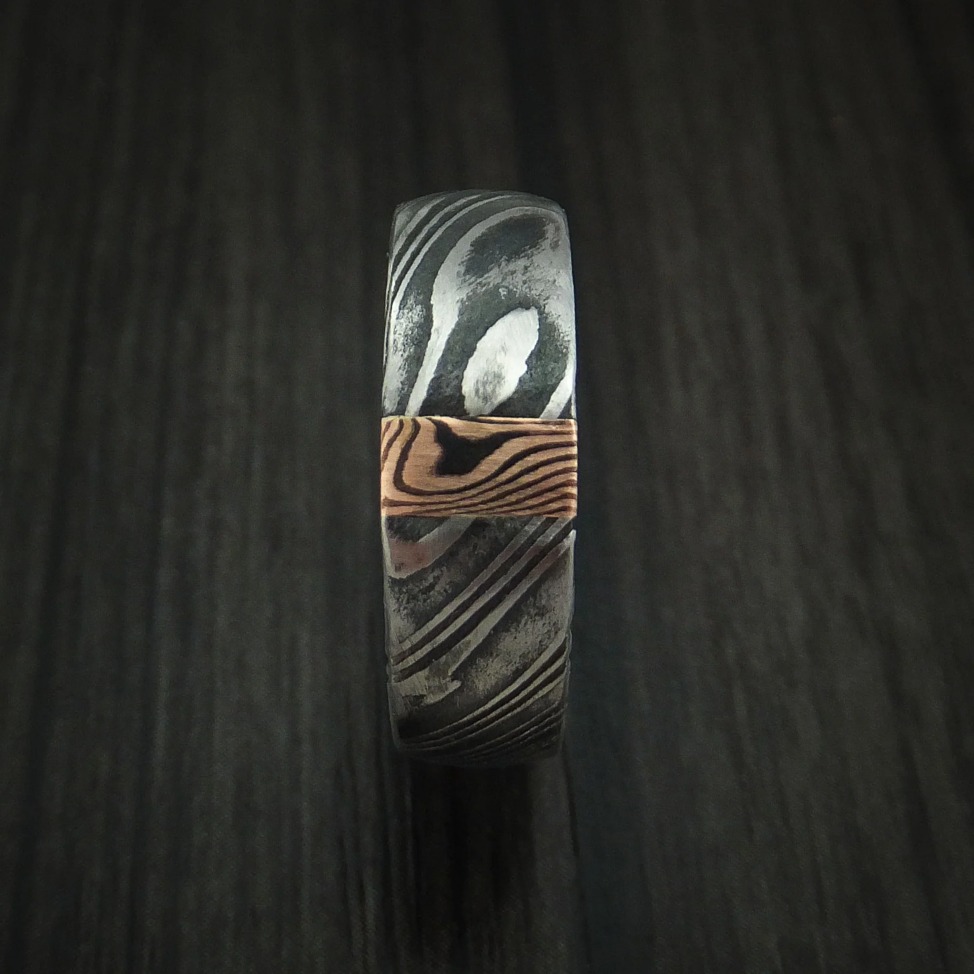 Woodgrain Kuro Damascus Steel Men's Ring with 14k Rose Gold Mokume Vertical Inlay Custom Made Band - Image 3
