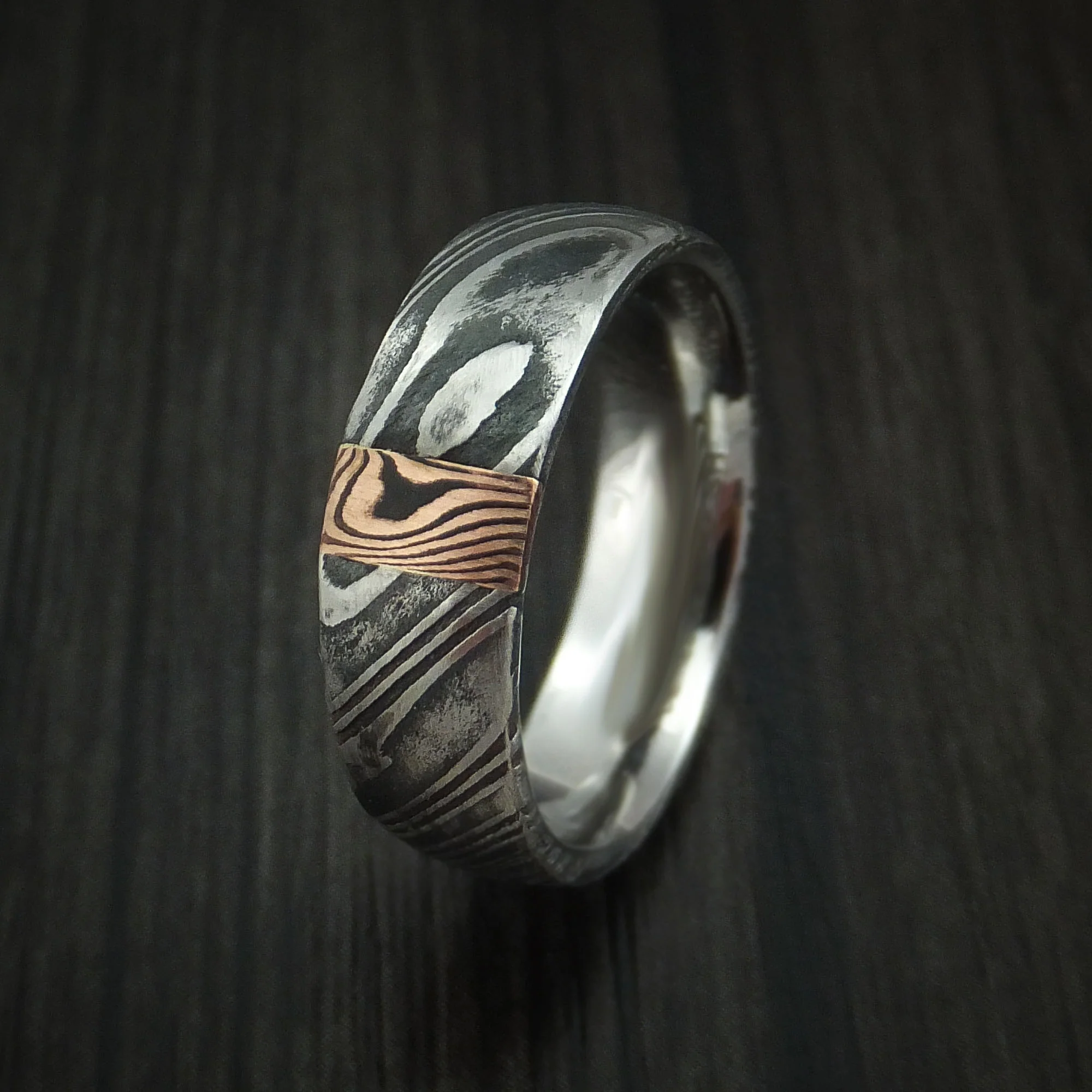 Woodgrain Kuro Damascus Steel Men's Ring with 14k Rose Gold Mokume Vertical Inlay Custom Made Band - Image 4