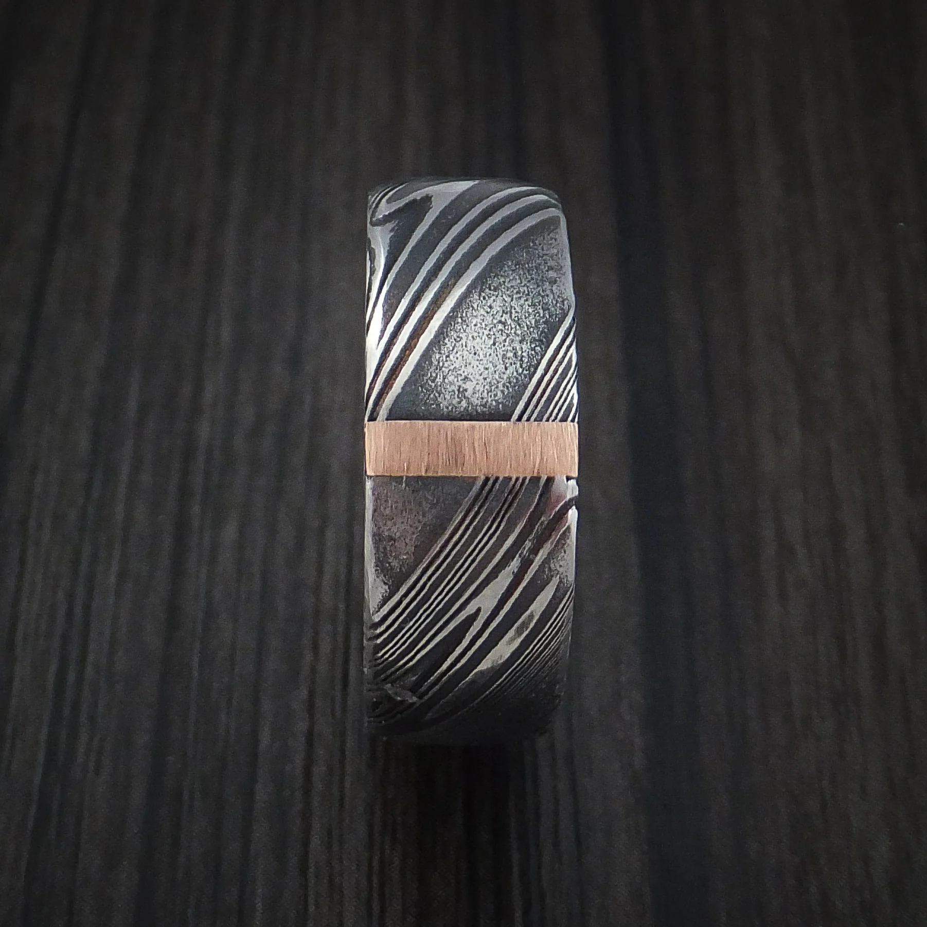 Woodgrain Kuro Damascus Steel Men's Ring with 14k Rose Gold Vertical Inlay Custom Made Band - Image 4