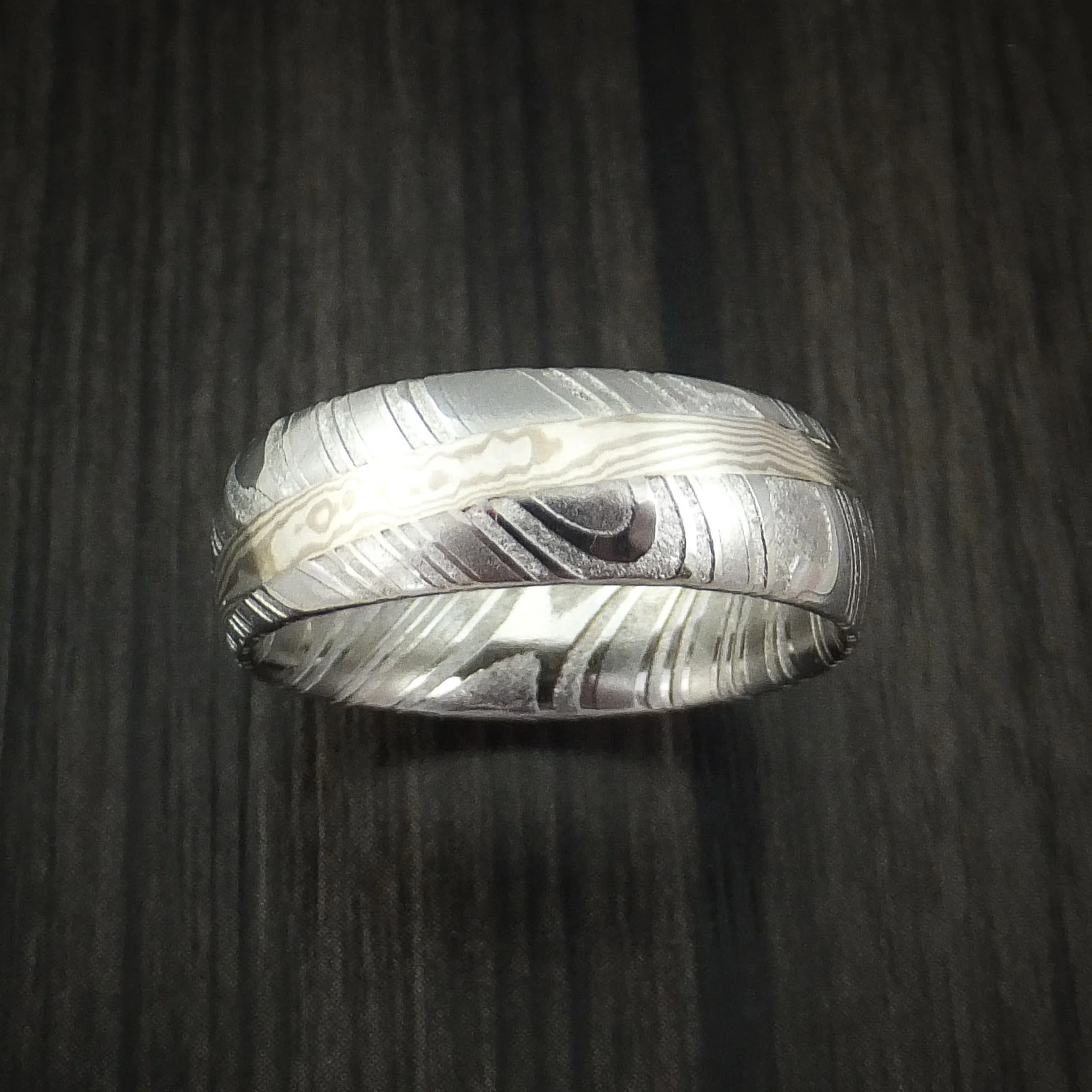 Woodgrain Kuro Damascus Steel Men's Ring with Palladium Mokume Gane Angled Inlay Custom Made Band - Image 2