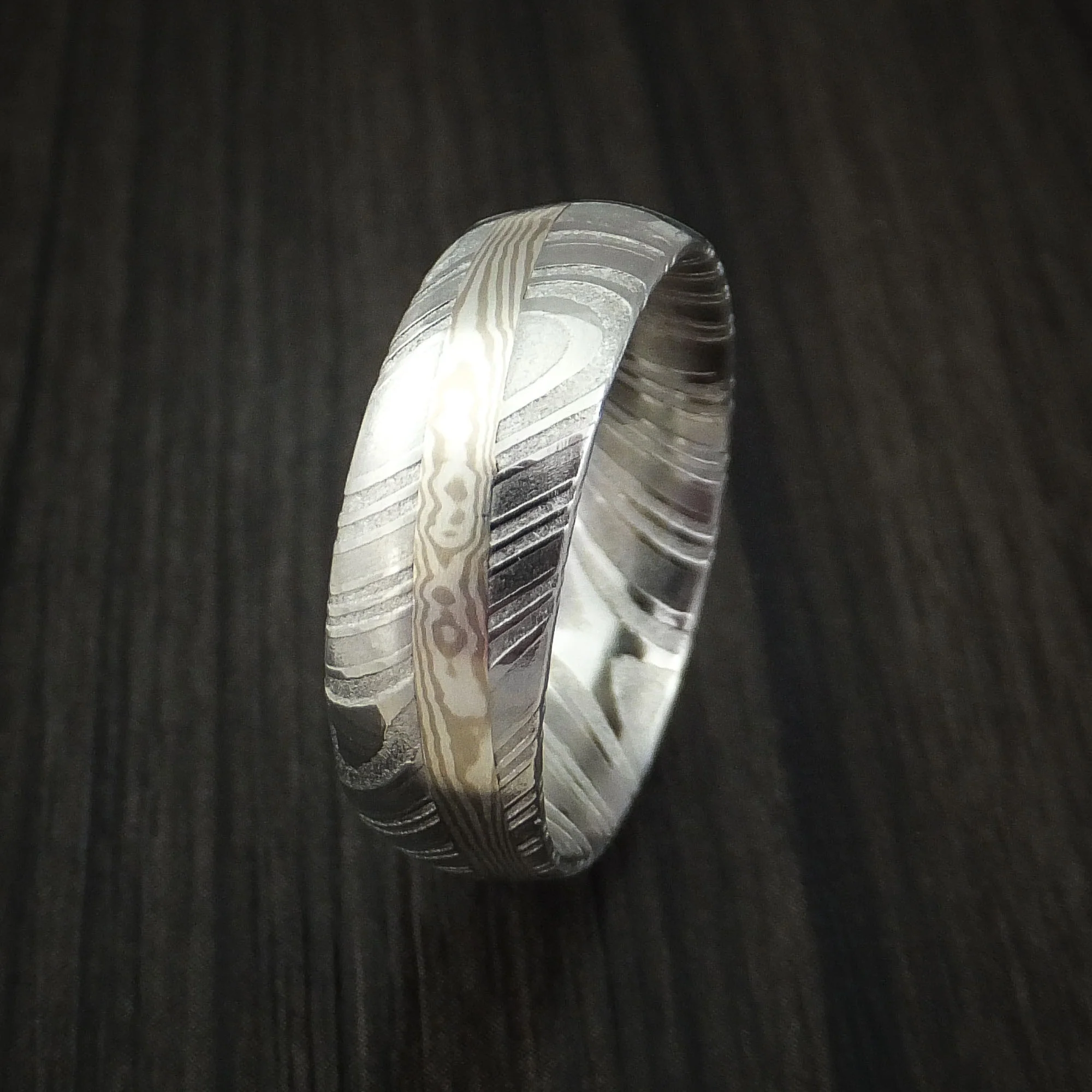 Woodgrain Kuro Damascus Steel Men's Ring with Palladium Mokume Gane Angled Inlay Custom Made Band - Image 4